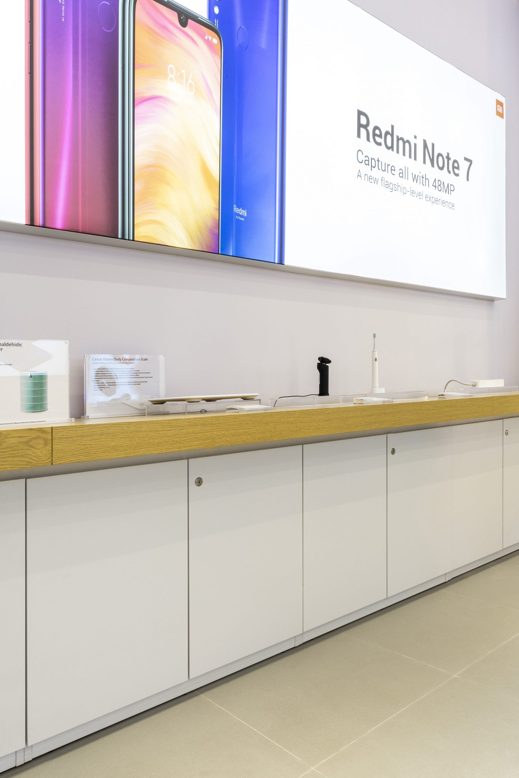amenajare de interior in stil minimalist magazinul Xiaomi