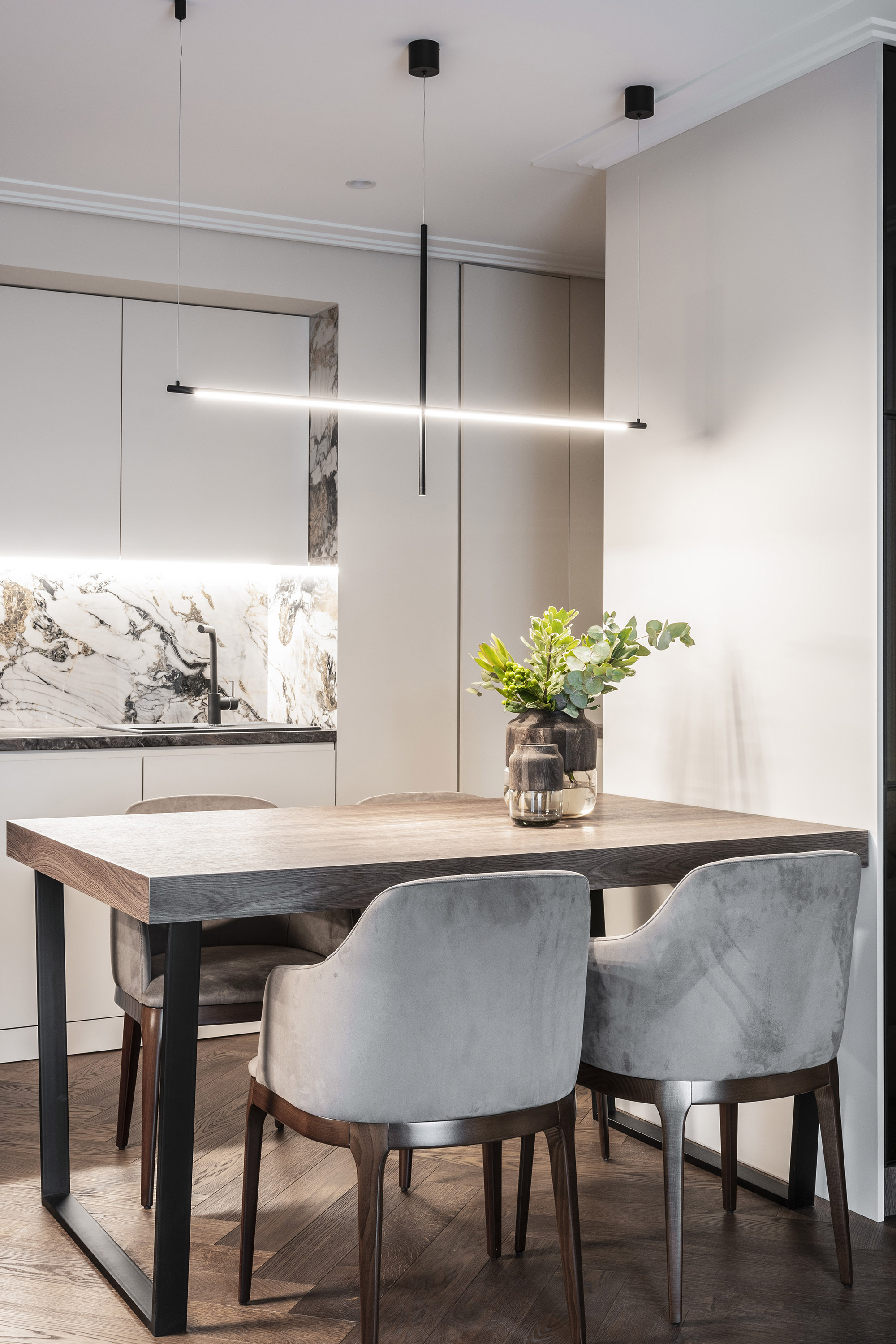 Design de interior nobil cu open space care unește bucătăria, livingul și sufrageria.