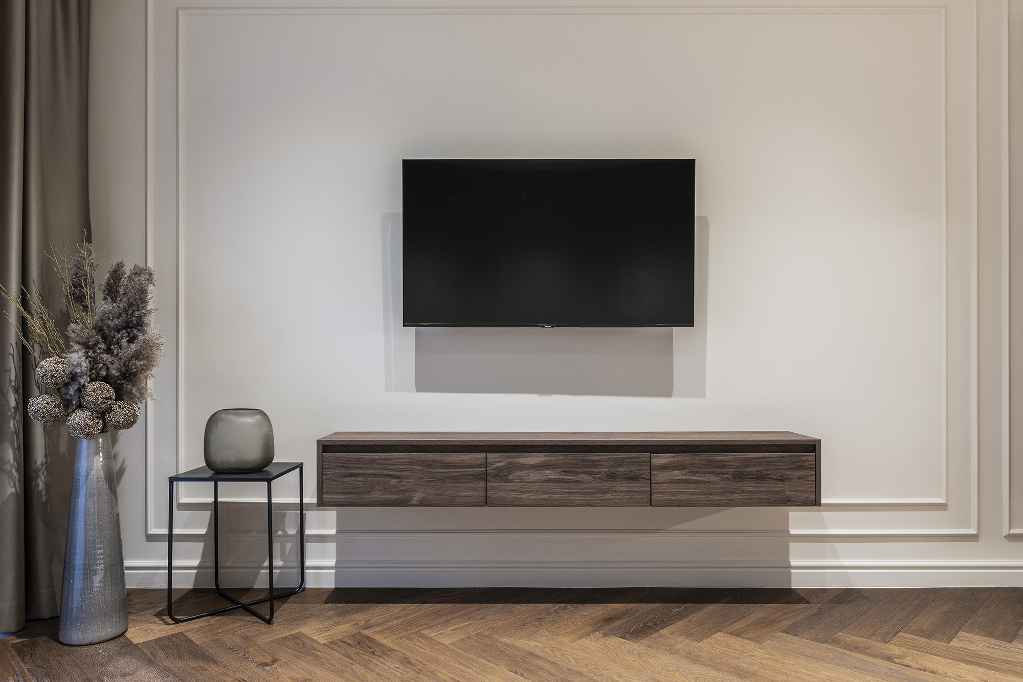 Living room cu elemente de decor smart TV pe perete in culori albe