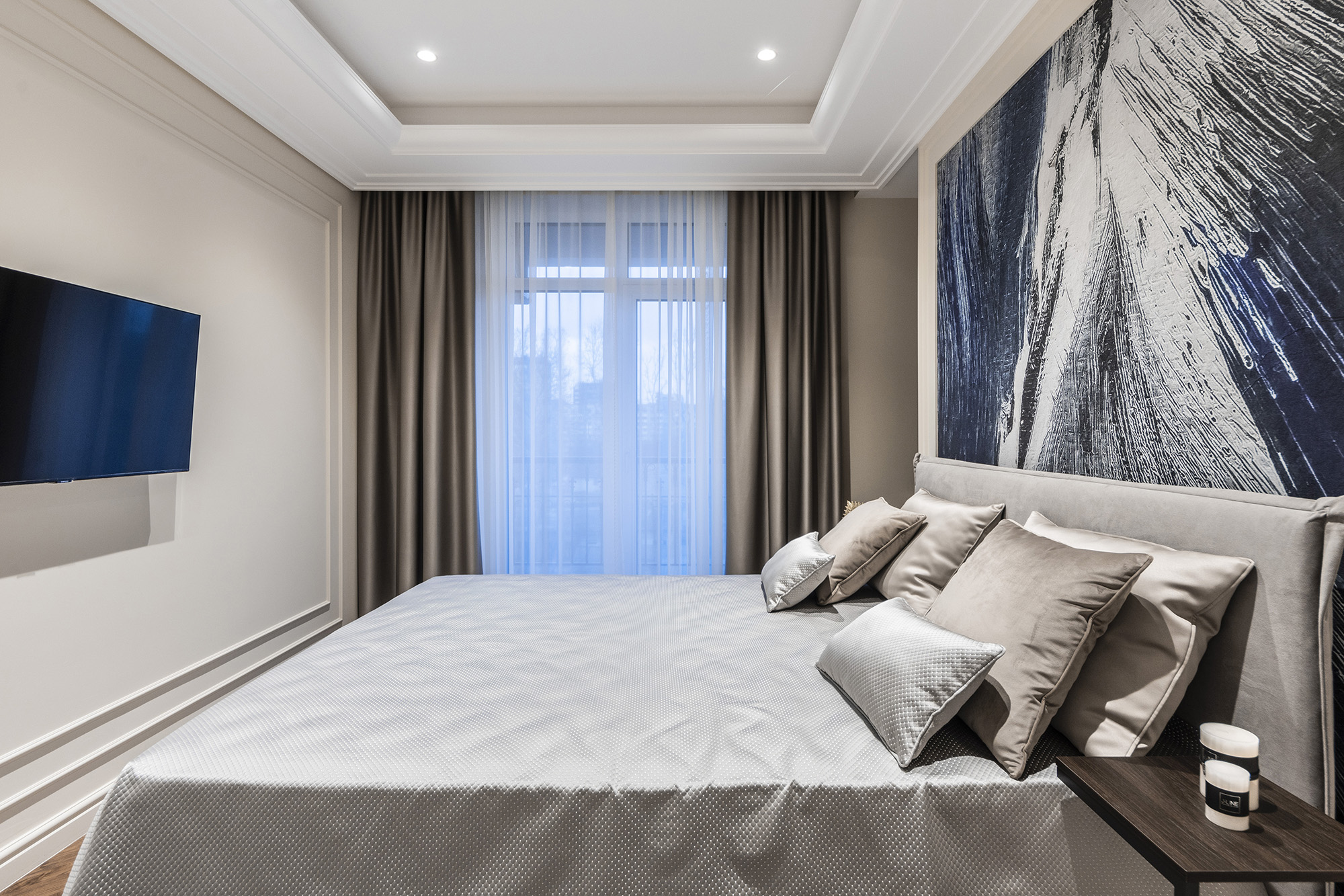 Design de interior nobil pentru dormitor cu tablou și nuanțe bogate de albastru