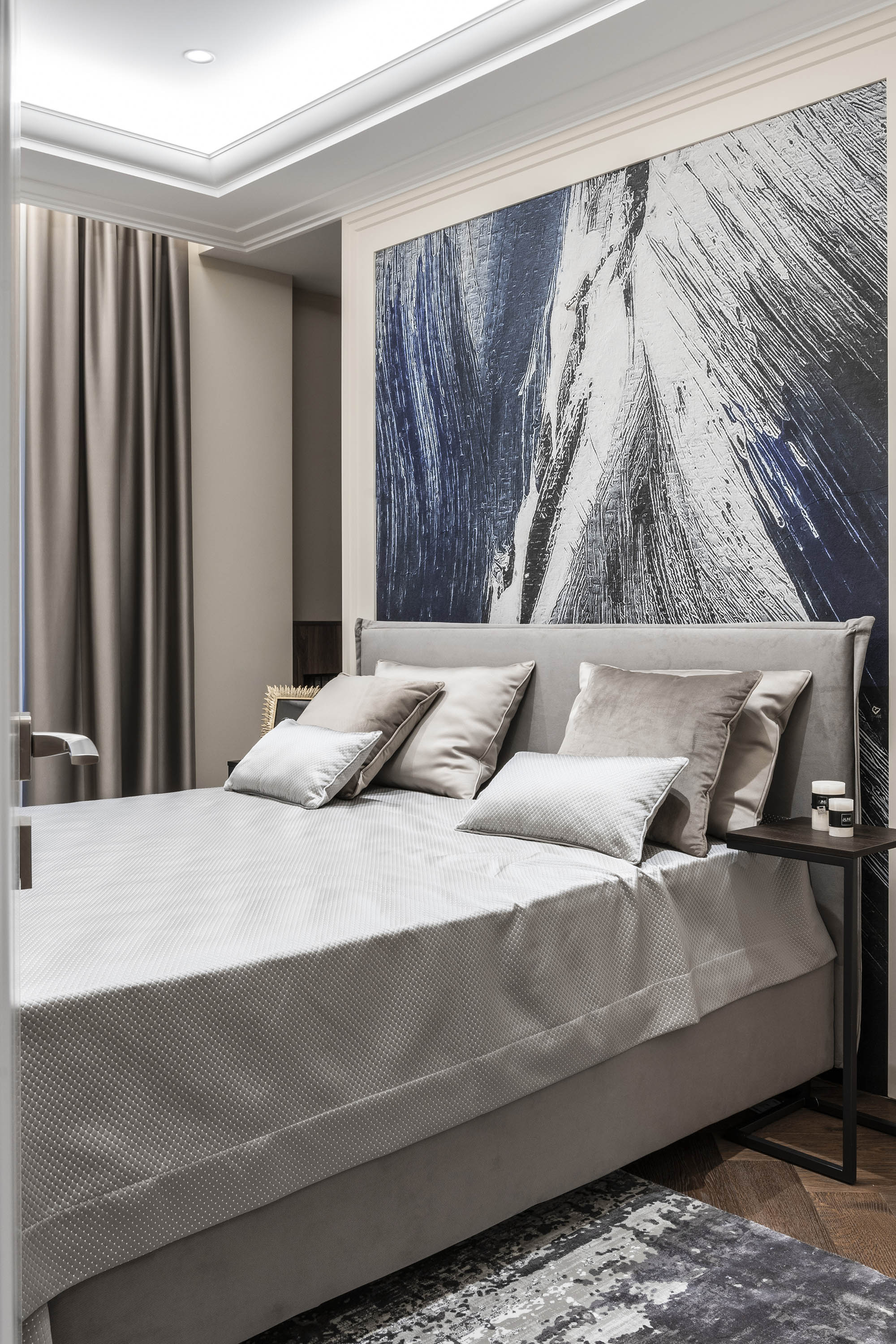 Amenajare de interior pentru dormitor in nuanțe calme și accentuate, culori gri si podea din lemn. Biroul ab and partners