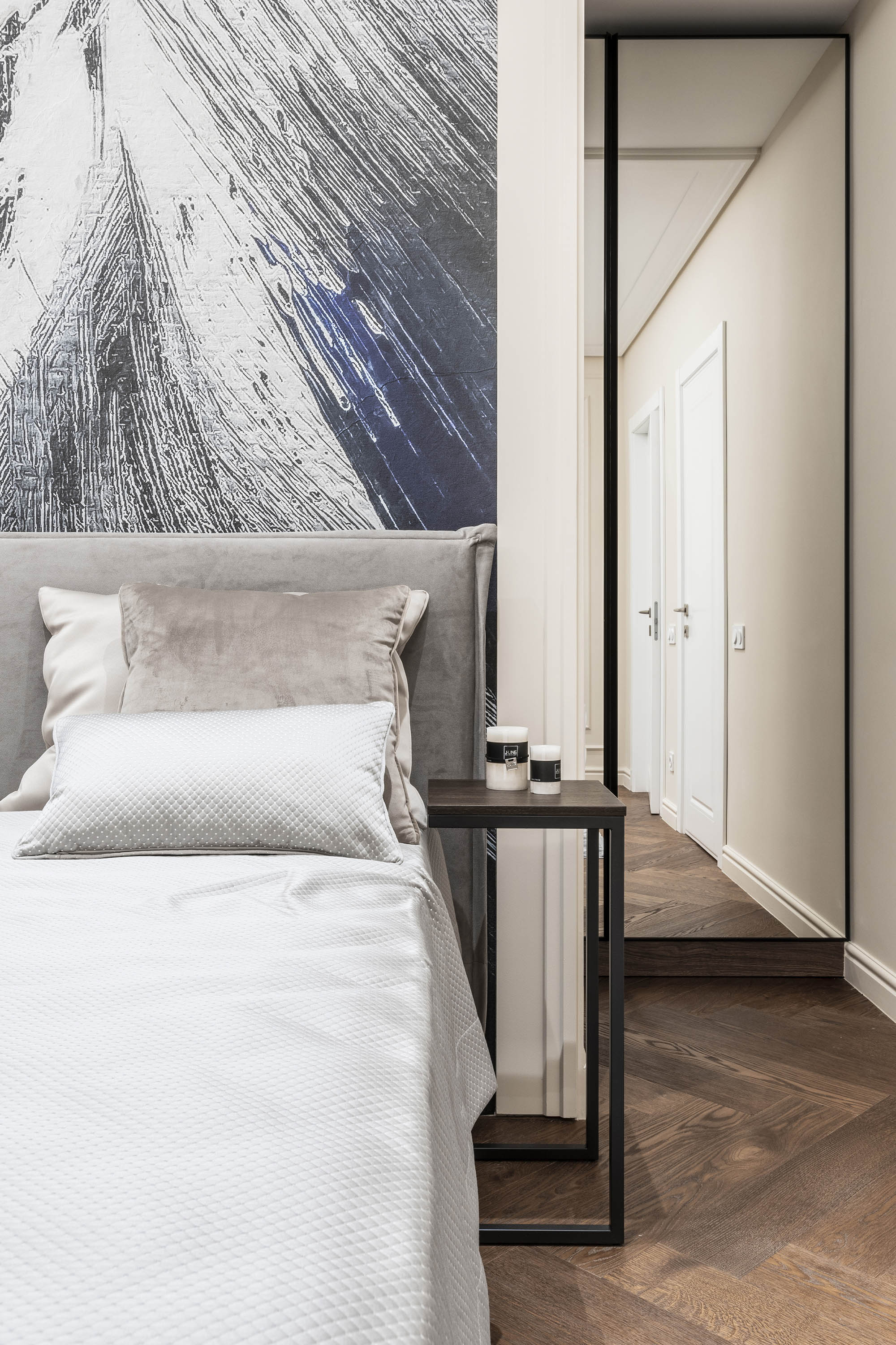 Blue accents apartment - design de interior pentru dormitor. In culori gri si podea din lemn. Ab+Partners